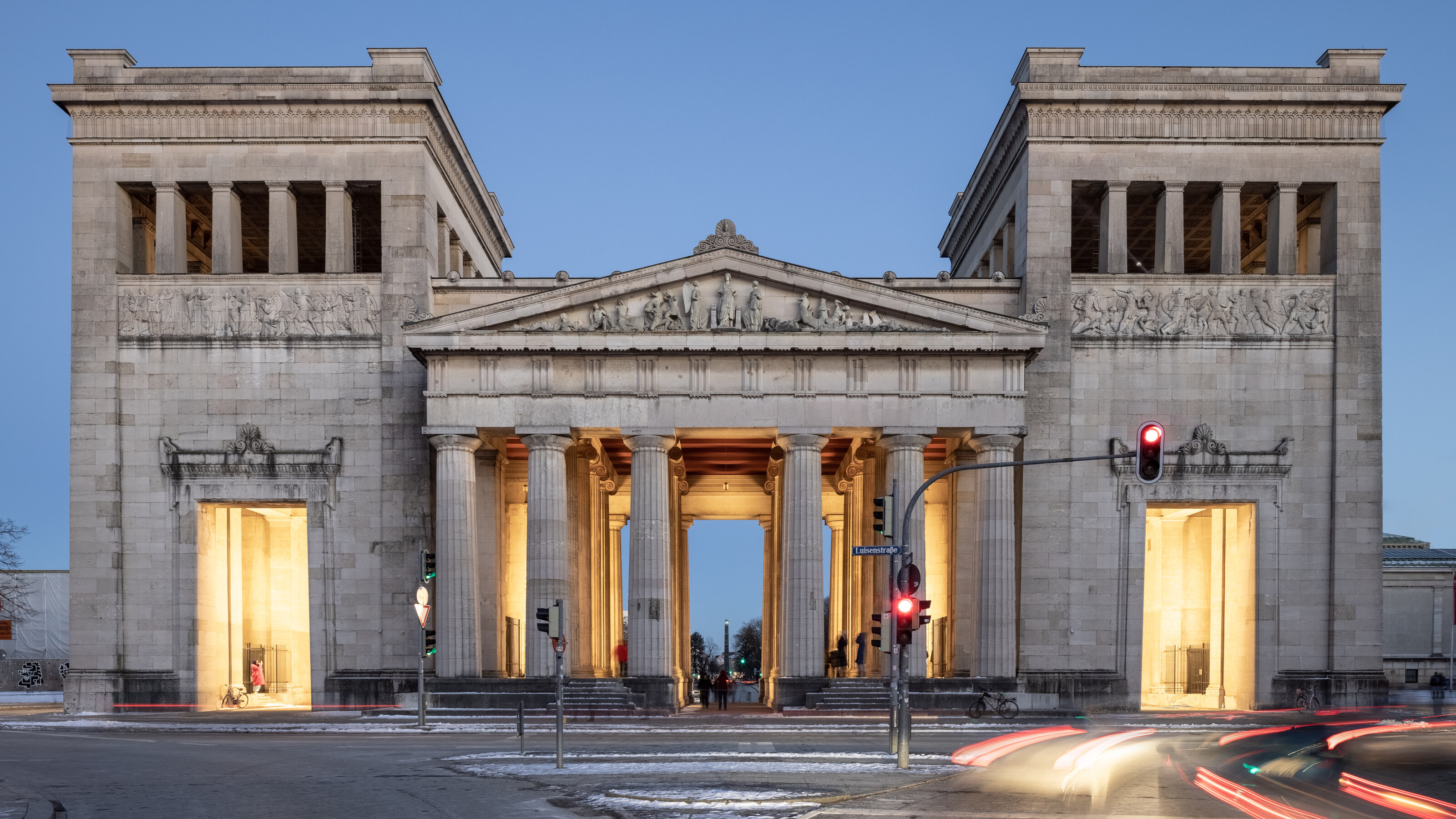 Propyläen am Königsplatz mit Lichtinstallation