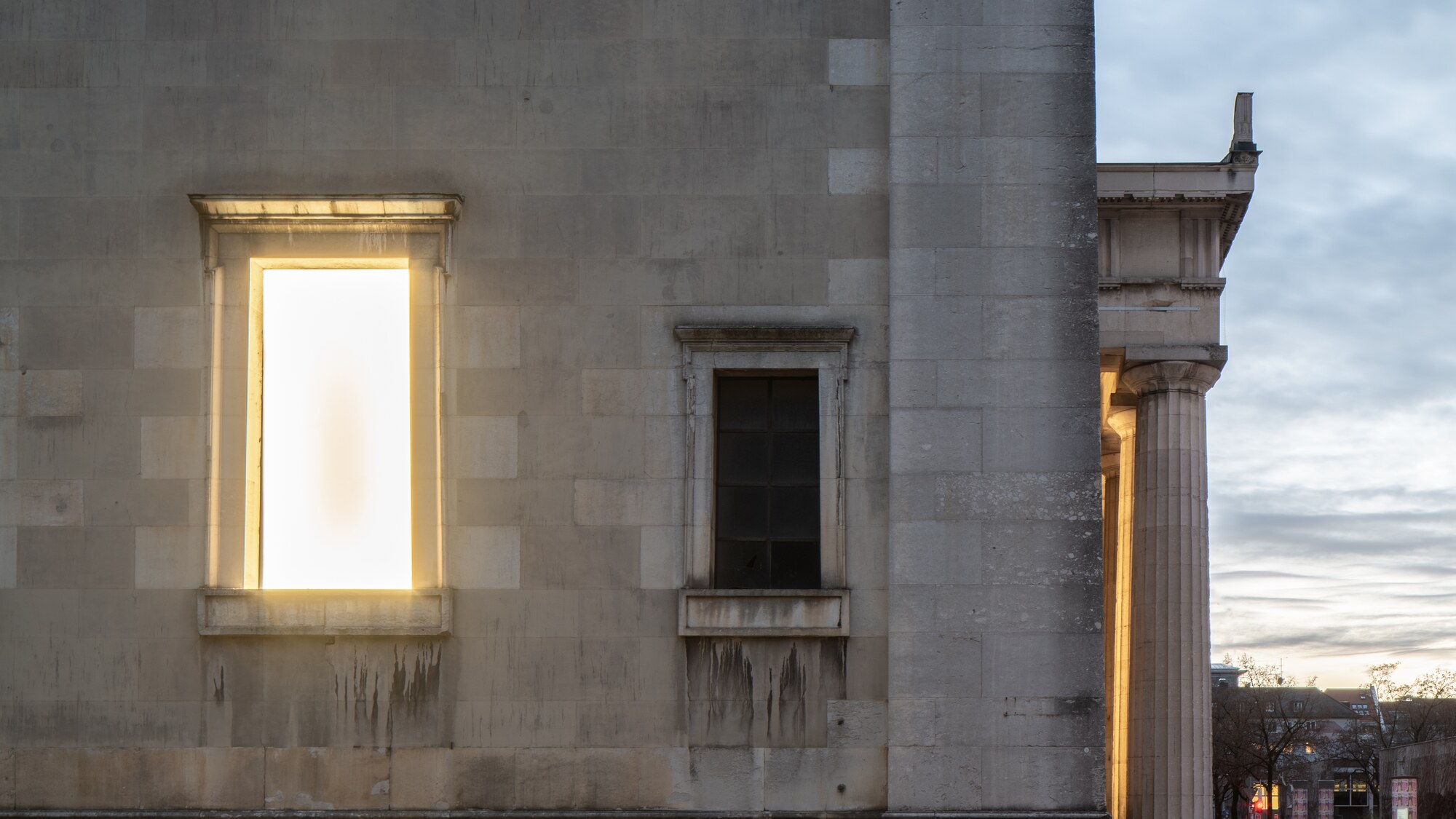Turm mit beleuchtetem Fenster